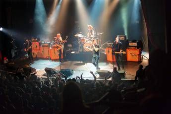 Gli Eagles of Death Metal vicini alle vittime: Ora siamo una famiglia Gli Eagles of Death Metal vicini alle vittime: Ora siamo una famiglia